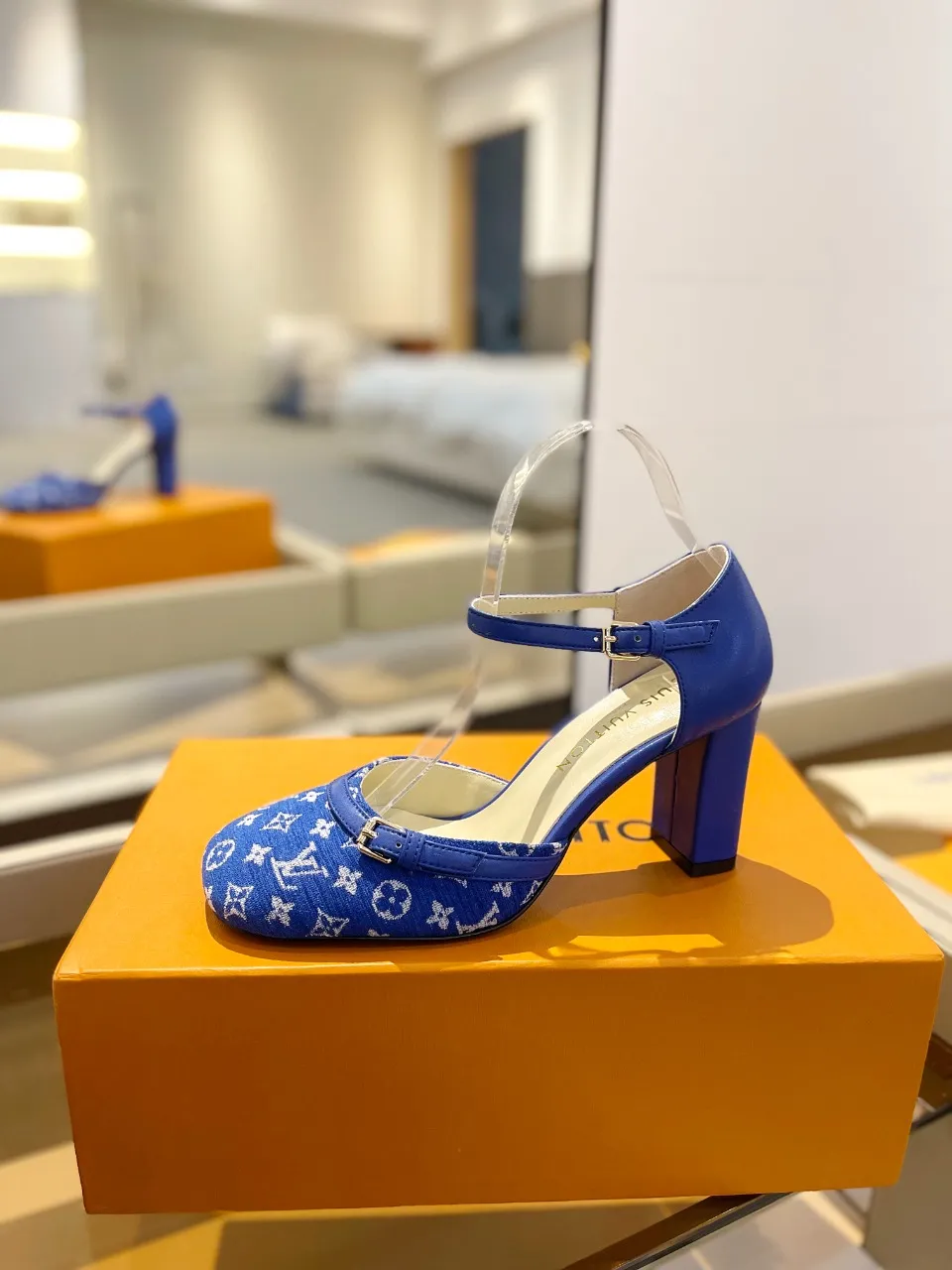 👟👟Ex-factory price 640👟👟 2024 latest L✔ The latest catwalk style slippers from L✔ Home counters, official website series updated simultaneously, perfect last + LV new element button design, full of femininity, noble temperament, original reverse mold last, ultimate 1:1 shape, high-end quality, imported high-end fabrics showing exquisite texture! Fabric: LV denim Lining: high-quality soft sheepskin lining Feet: imported goatskin Customized A-grade high-density private mold outsole, luxurious packaging! 8 cm thick heel Size: 34-42, (34, 40, 41, 42 customizations are non-refundable)
